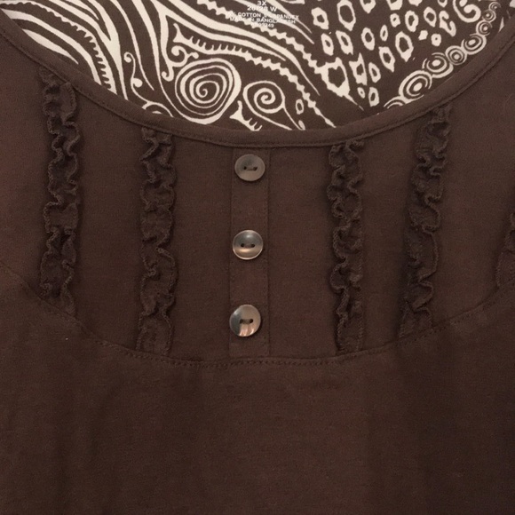 🤩Brown Tee w/ Buttons & Embroidered Scoop Neck🤩 - Picture 3 of 4